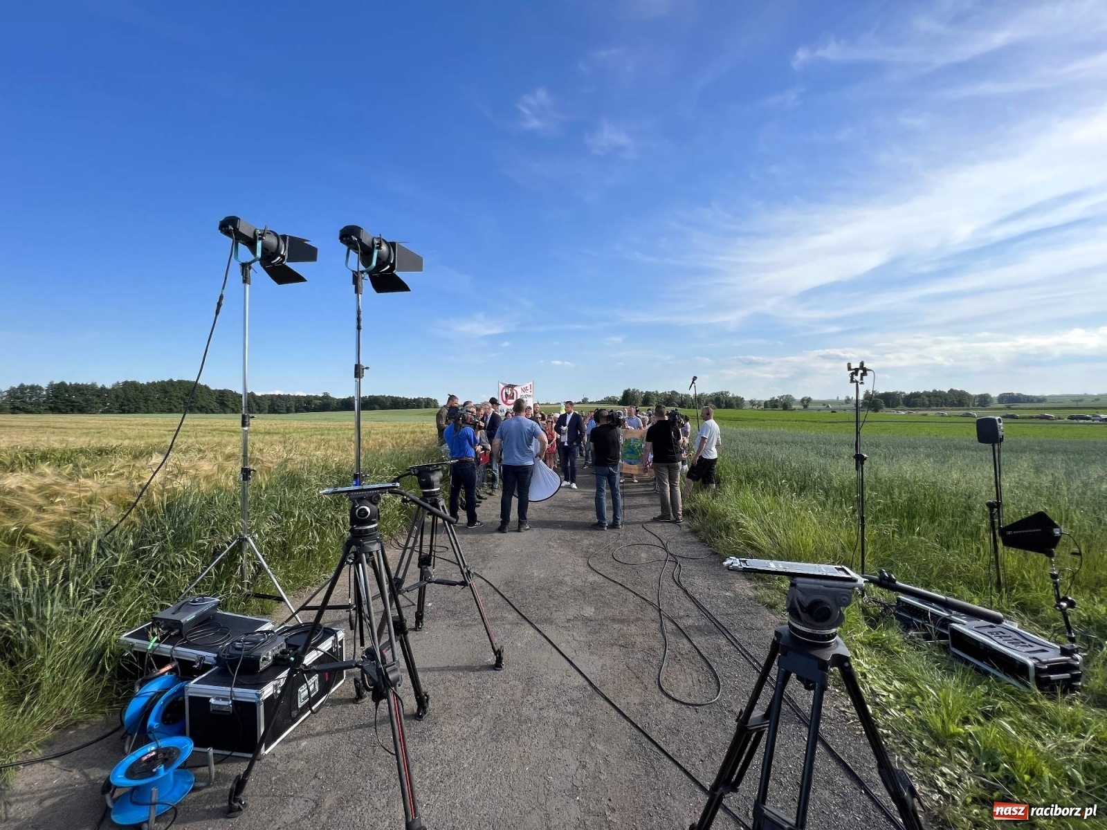Zdjęcie w galerii na portalu naszraciborz.pl: Racibórz i Pietrowice Wielkie od dziś na wojennej ścieżce. TVP na żywo z Makowa wiadomości z regionu