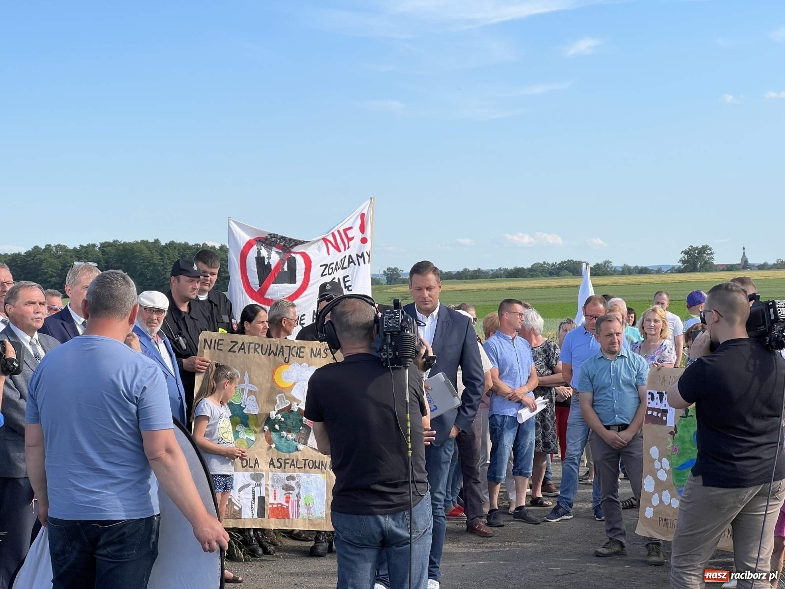 Zdjęcie w galerii na portalu naszraciborz.pl: Racibórz i Pietrowice Wielkie od dziś na wojennej ścieżce. TVP na żywo z Makowa wiadomości z regionu