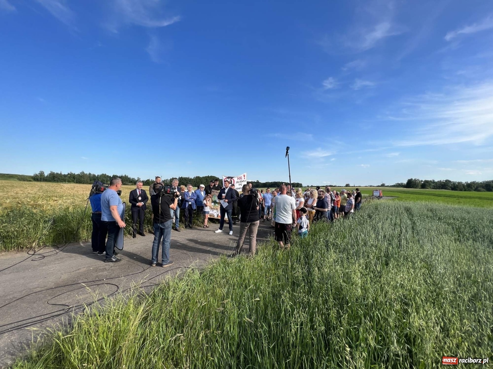 Zdjęcie w galerii na portalu naszraciborz.pl: Racibórz i Pietrowice Wielkie od dziś na wojennej ścieżce. TVP na żywo z Makowa wiadomości z regionu