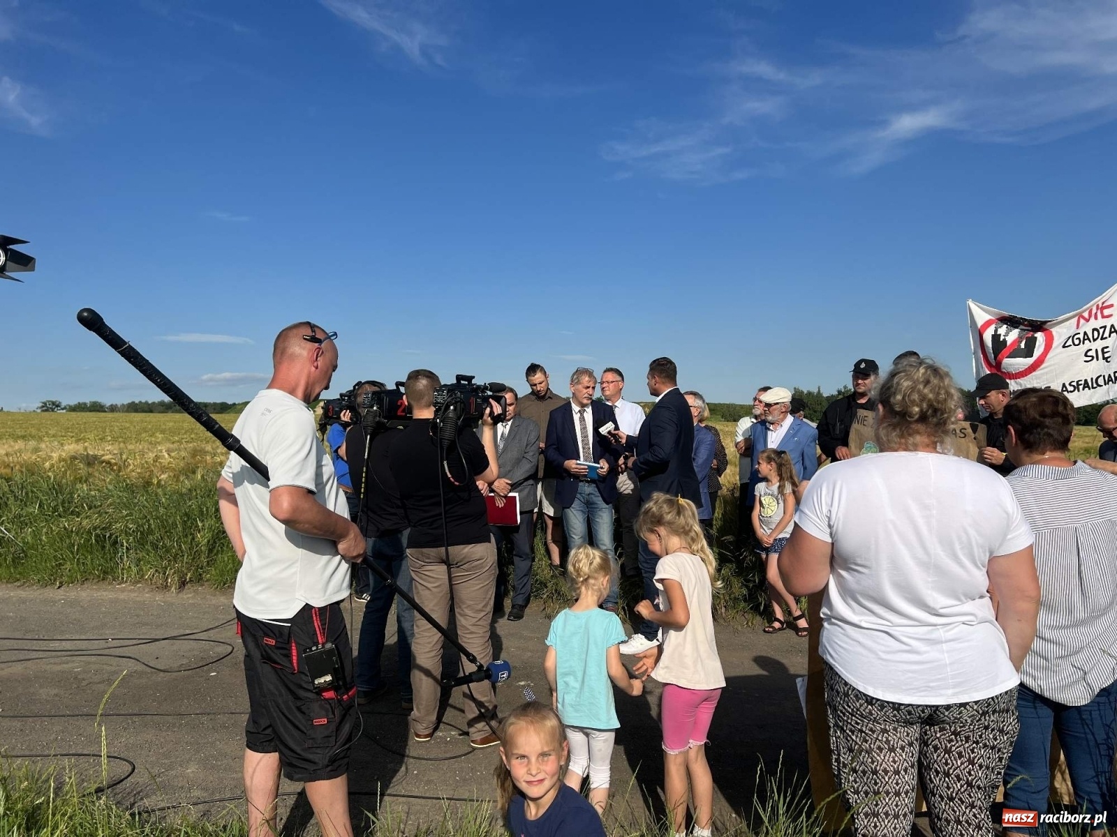 Zdjęcie w galerii na portalu naszraciborz.pl: Racibórz i Pietrowice Wielkie od dziś na wojennej ścieżce. TVP na żywo z Makowa wiadomości z regionu