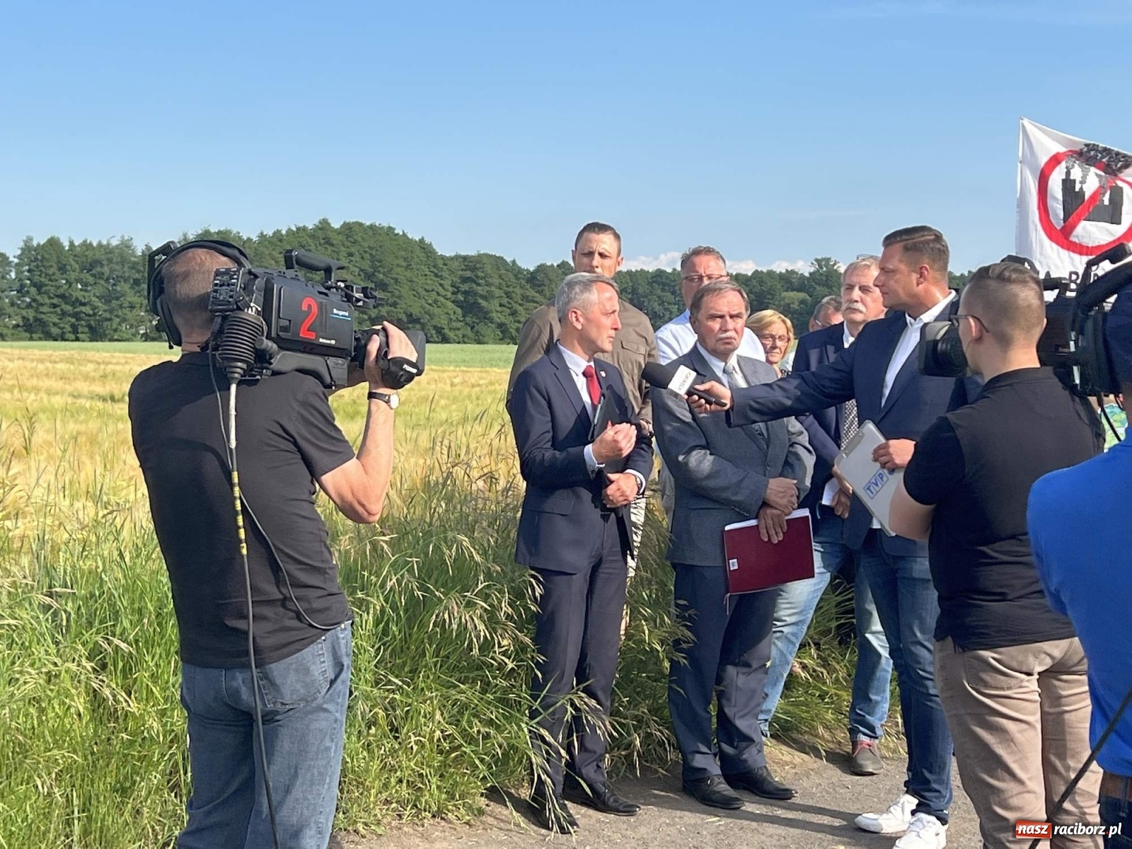 Zdjęcie w galerii na portalu naszraciborz.pl: Racibórz i Pietrowice Wielkie od dziś na wojennej ścieżce. TVP na żywo z Makowa wiadomości z regionu