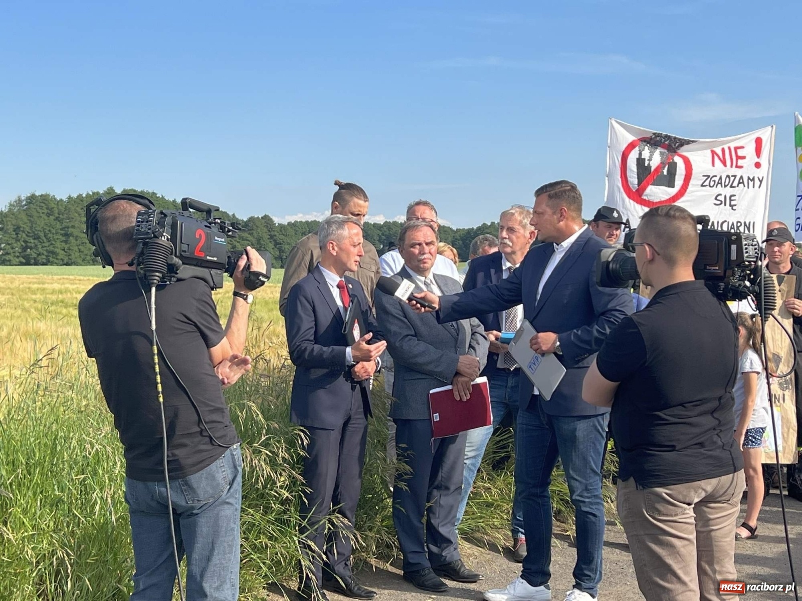 Zdjęcie w galerii na portalu naszraciborz.pl: Racibórz i Pietrowice Wielkie od dziś na wojennej ścieżce. TVP na żywo z Makowa wiadomości z regionu