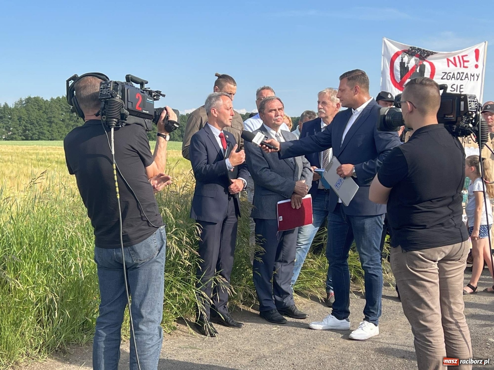 Zdjęcie w galerii na portalu naszraciborz.pl: Racibórz i Pietrowice Wielkie od dziś na wojennej ścieżce. TVP na żywo z Makowa wiadomości z regionu