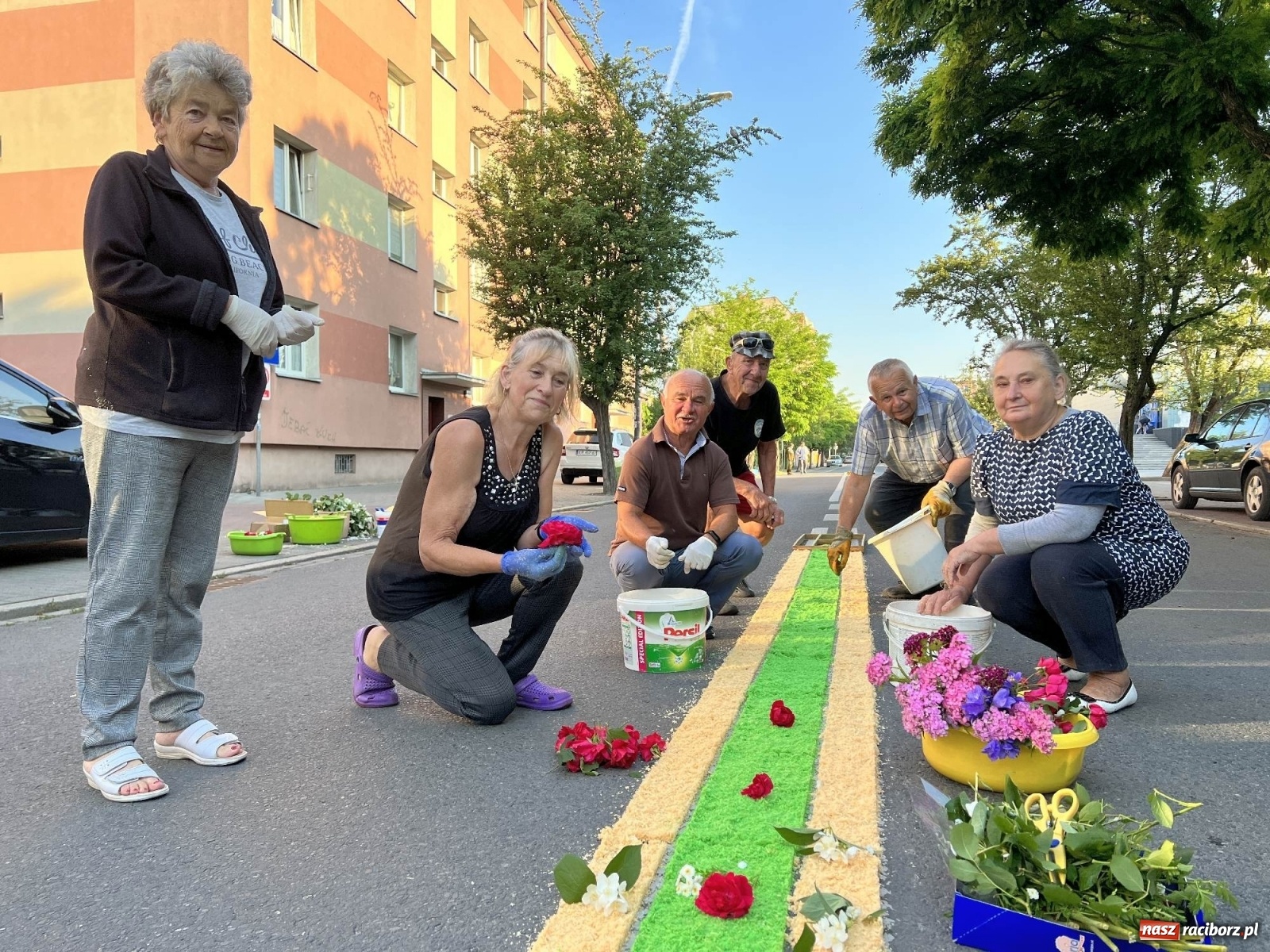 Zdjęcie w galerii na portalu naszraciborz.pl: Przygotowania do Bożego Ciała na starym mieście i Ostrogu wiadomości z regionu