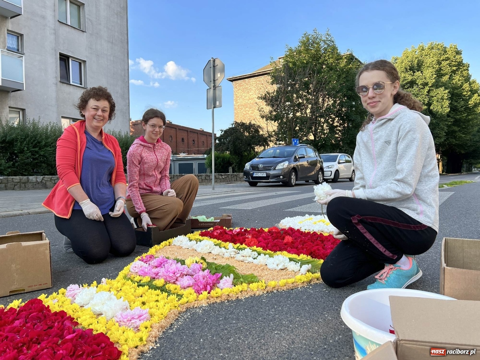 Zdjęcie w galerii na portalu naszraciborz.pl: Przygotowania do Bożego Ciała na starym mieście i Ostrogu wiadomości z regionu