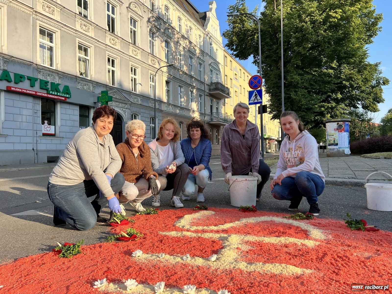 Zdjęcie w galerii na portalu naszraciborz.pl: Przygotowania do Bożego Ciała na starym mieście i Ostrogu wiadomości z regionu