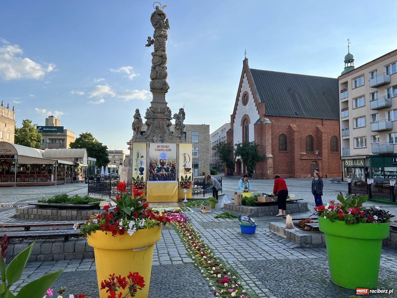 Zdjęcie w galerii na portalu naszraciborz.pl: Przygotowania do Bożego Ciała na starym mieście i Ostrogu wiadomości z regionu