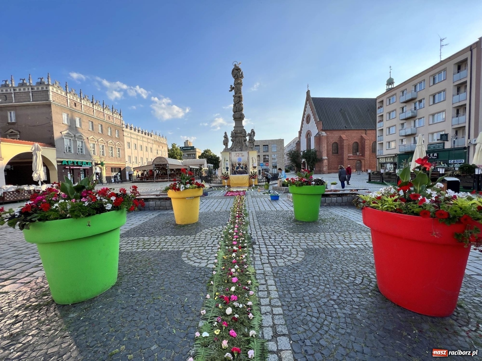 Zdjęcie w galerii na portalu naszraciborz.pl: Przygotowania do Bożego Ciała na starym mieście i Ostrogu wiadomości z regionu