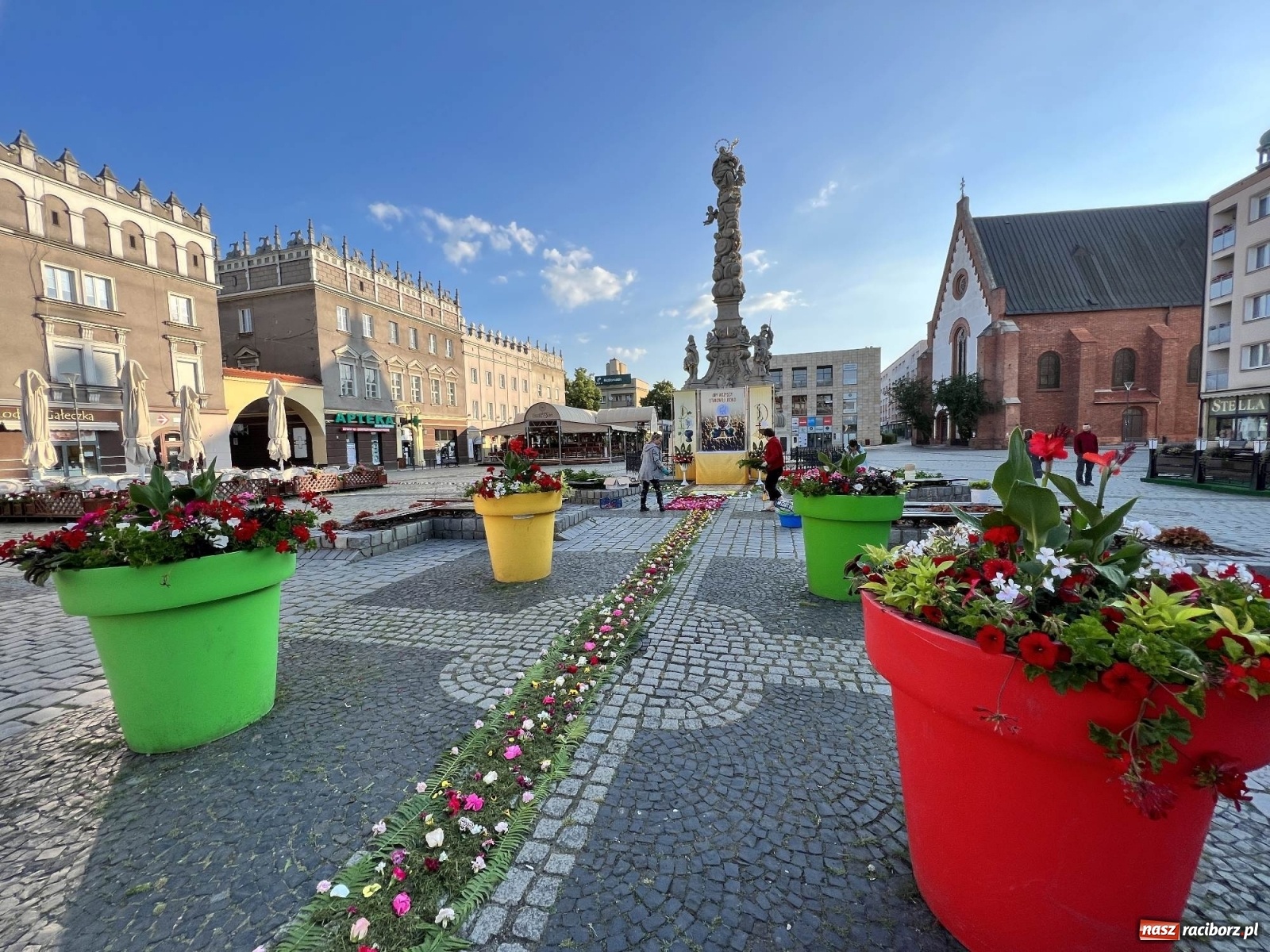 Zdjęcie w galerii na portalu naszraciborz.pl: Przygotowania do Bożego Ciała na starym mieście i Ostrogu wiadomości z regionu