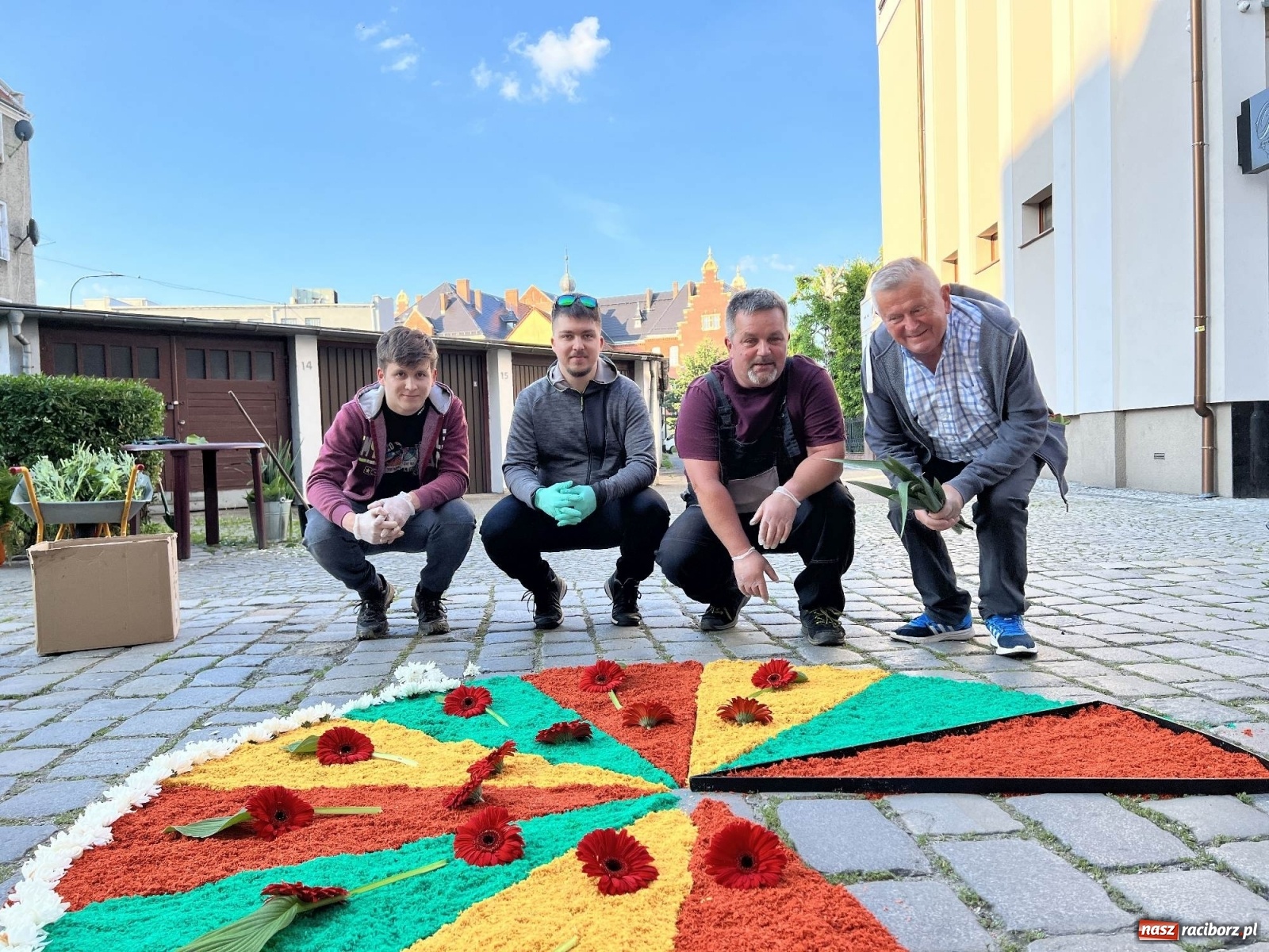 Zdjęcie w galerii na portalu naszraciborz.pl: Przygotowania do Bożego Ciała na starym mieście i Ostrogu wiadomości z regionu