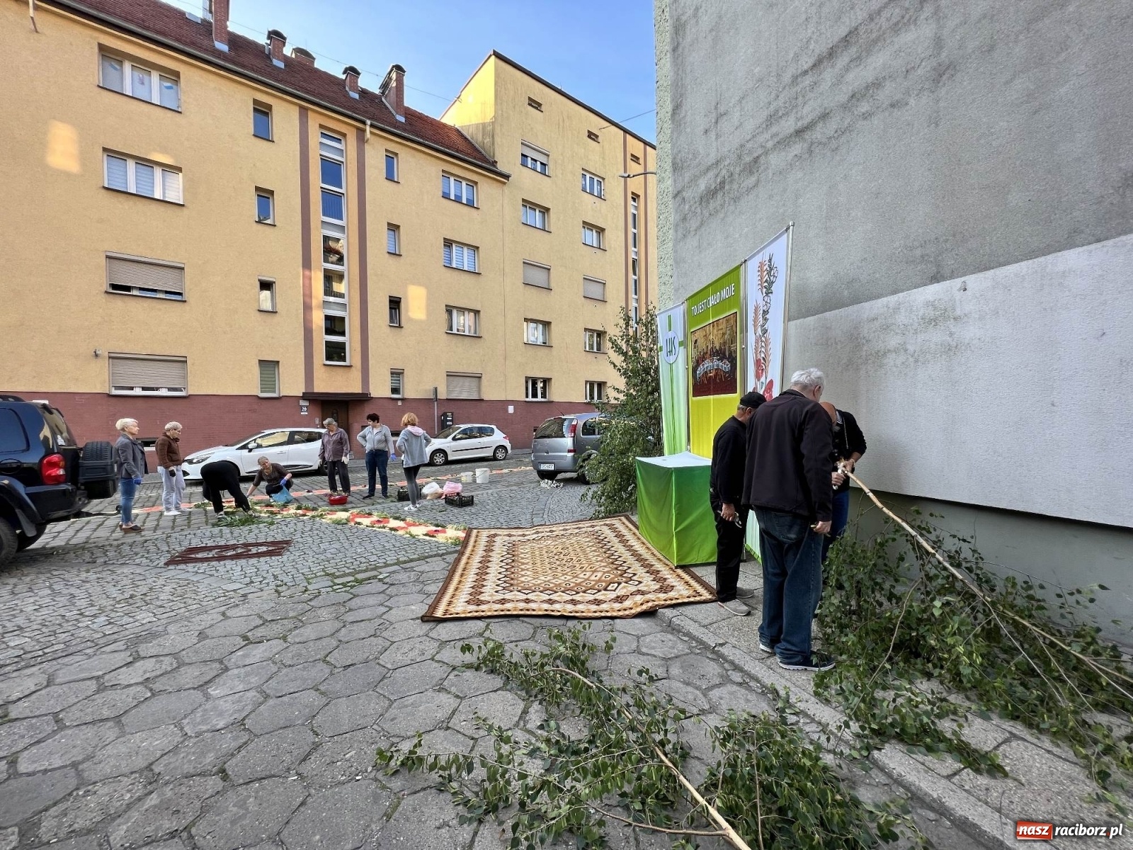 Zdjęcie w galerii na portalu naszraciborz.pl: Przygotowania do Bożego Ciała na starym mieście i Ostrogu wiadomości z regionu