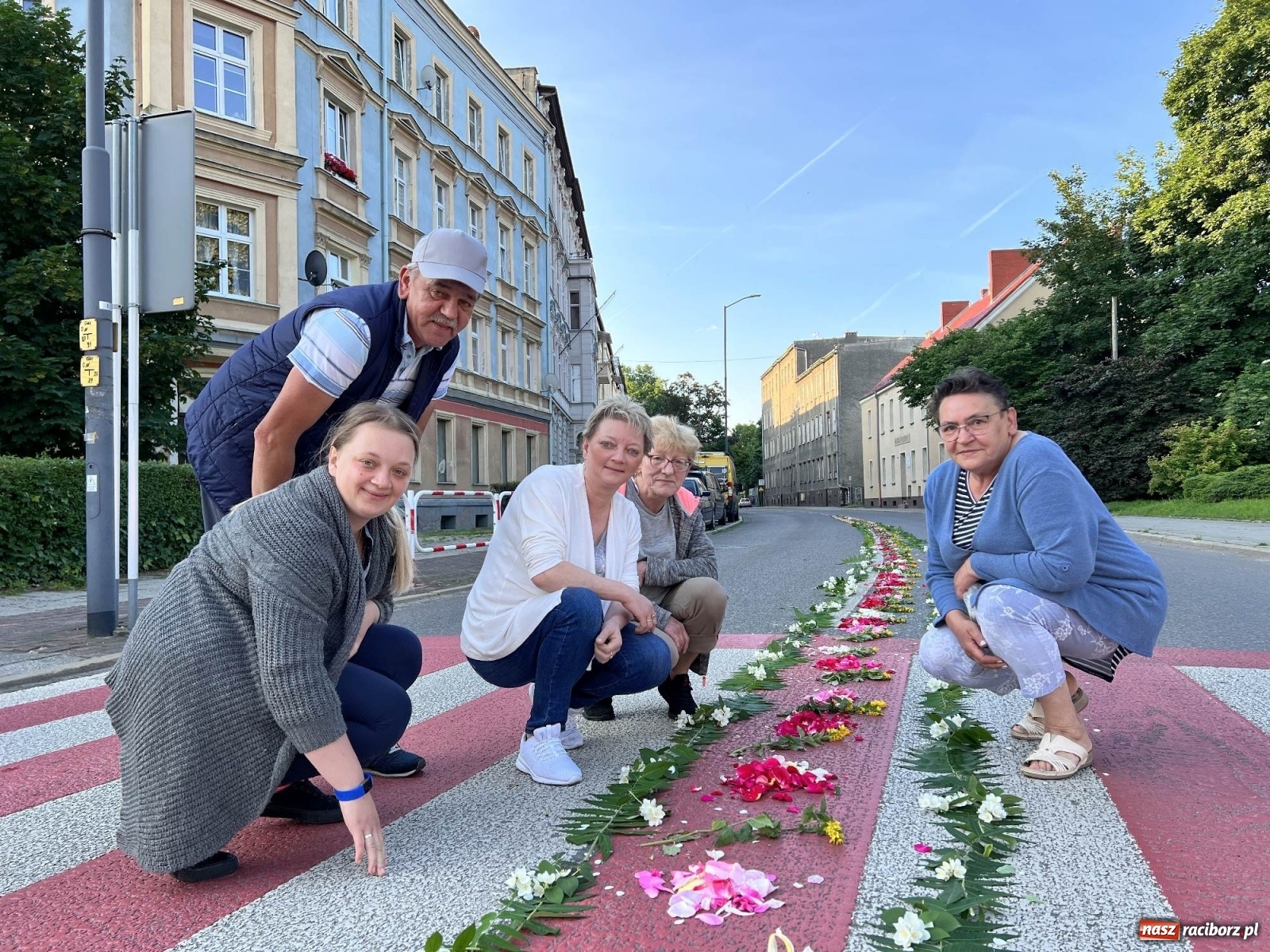 Zdjęcie w galerii na portalu naszraciborz.pl: Przygotowania do Bożego Ciała na starym mieście i Ostrogu wiadomości z regionu