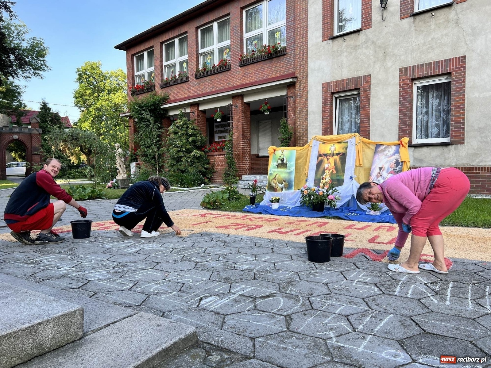 Zdjęcie w galerii na portalu naszraciborz.pl: Przygotowania do Bożego Ciała na starym mieście i Ostrogu wiadomości z regionu
