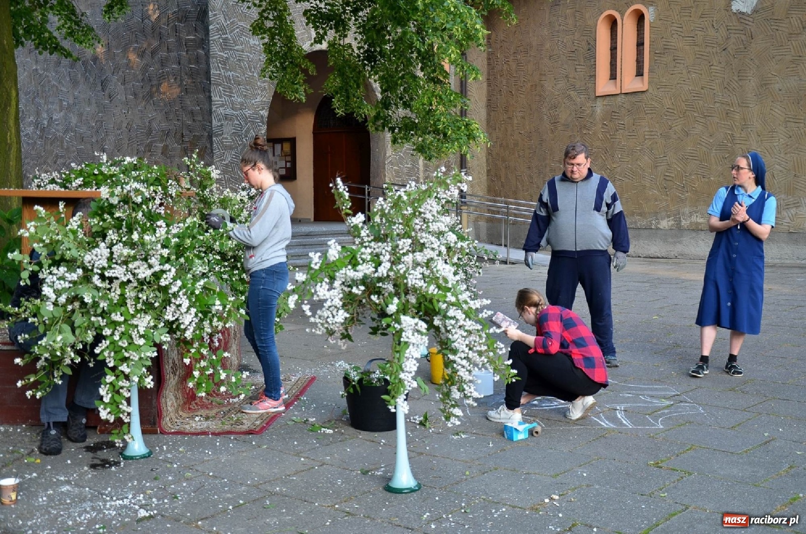Zdjęcie w galerii na portalu naszraciborz.pl: Parafie NSPJ i Matki Bożej gotowe na Boże Ciało wiadomości z regionu