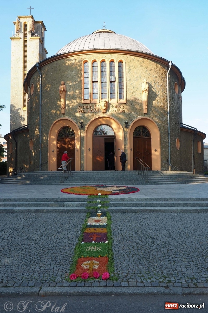 Zdjęcie w galerii na portalu naszraciborz.pl: Parafie NSPJ i Matki Bożej gotowe na Boże Ciało wiadomości z regionu