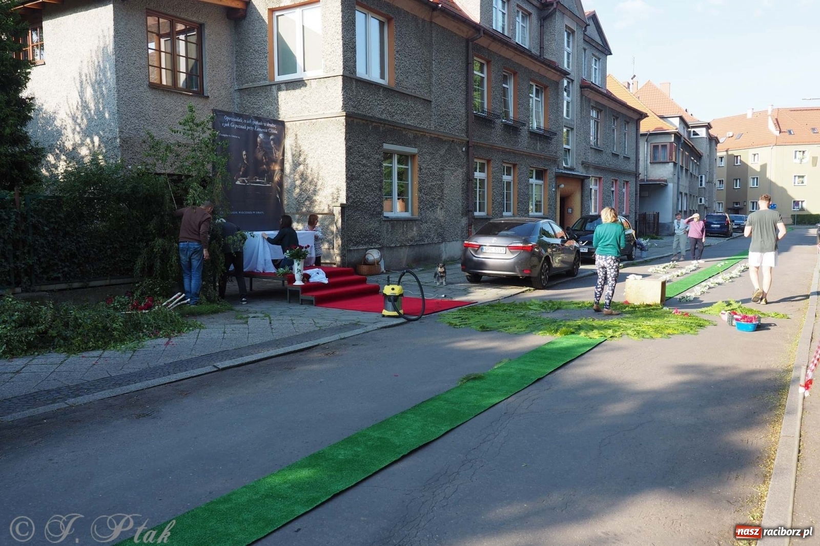 Zdjęcie w galerii na portalu naszraciborz.pl: Parafie NSPJ i Matki Bożej gotowe na Boże Ciało wiadomości z regionu