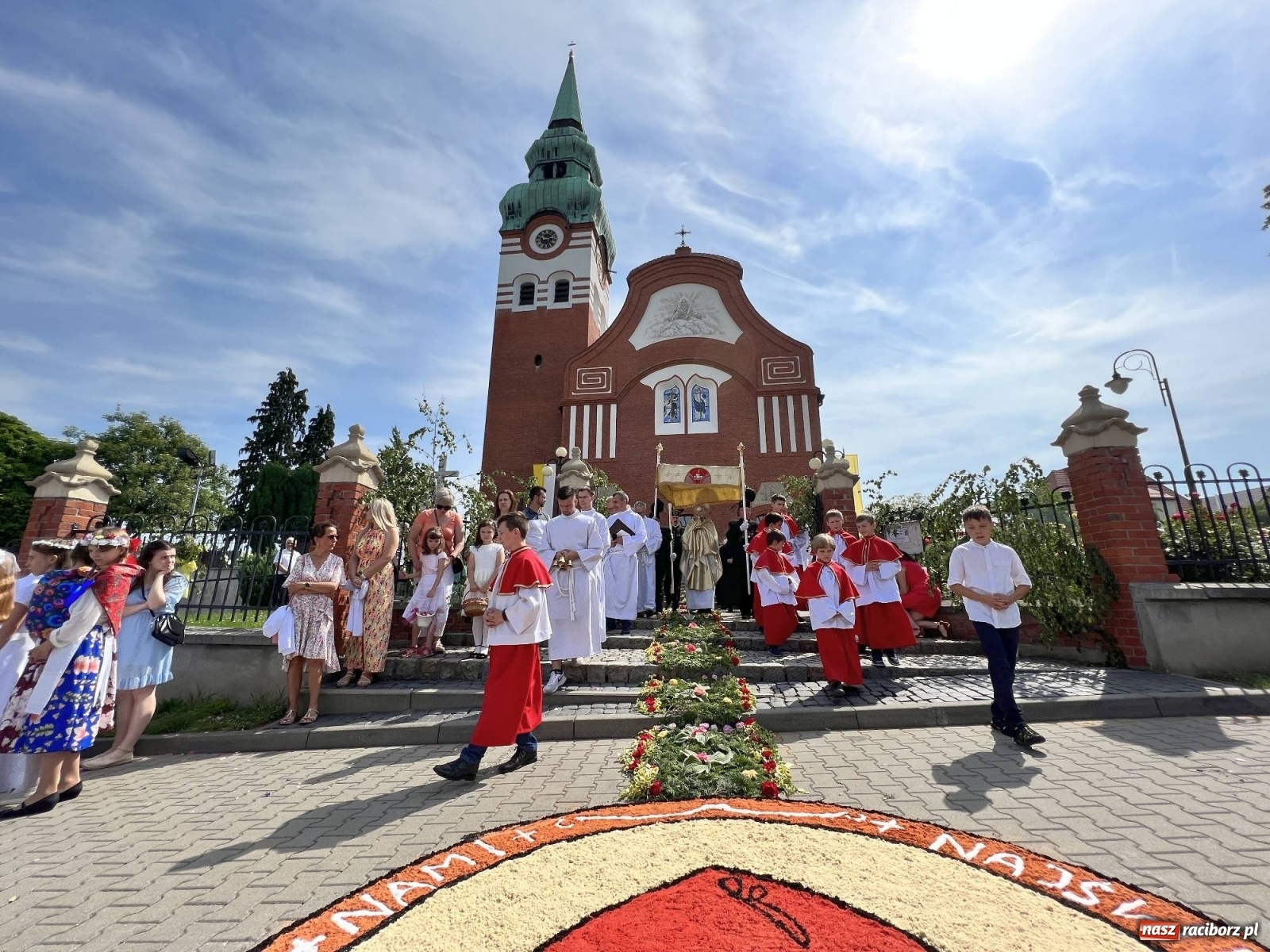 Zdjęcie w galerii na portalu naszraciborz.pl: Procesja Bożego Ciała w Raciborzu-Brzeziu. Przed rokiem 800-lecia wiadomości z regionu