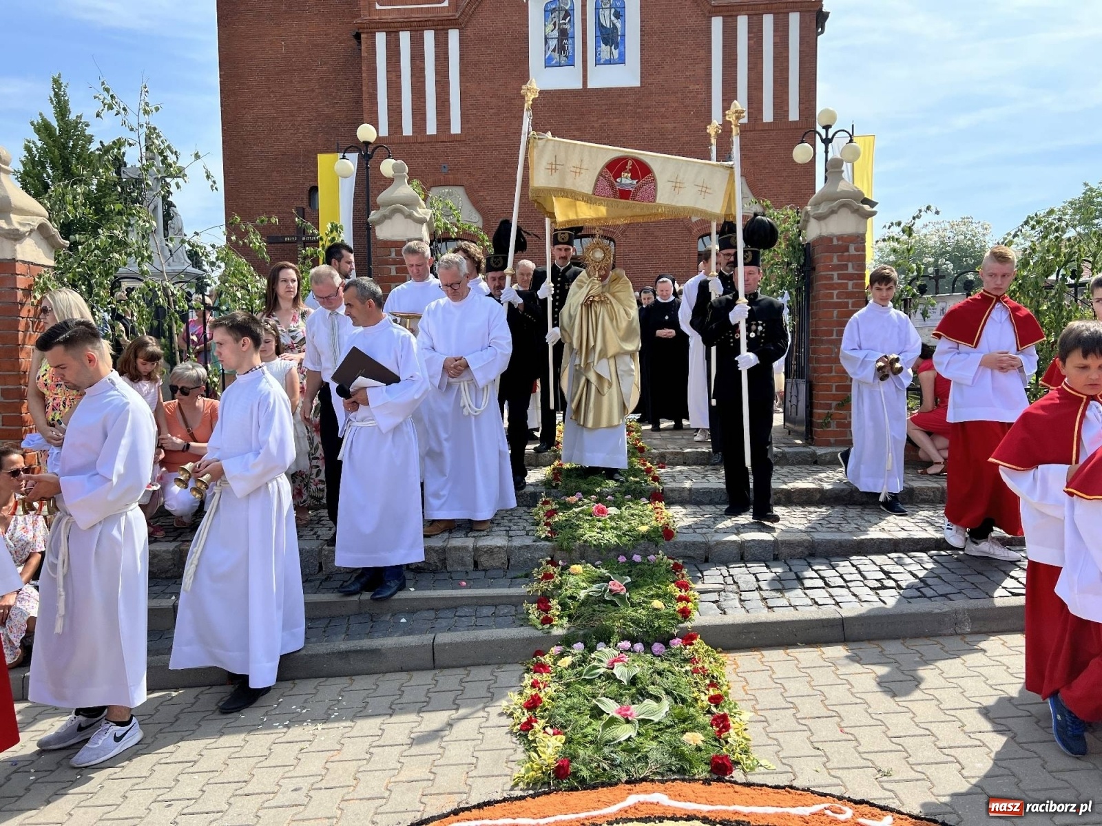 Zdjęcie w galerii na portalu naszraciborz.pl: Procesja Bożego Ciała w Raciborzu-Brzeziu. Przed rokiem 800-lecia wiadomości z regionu
