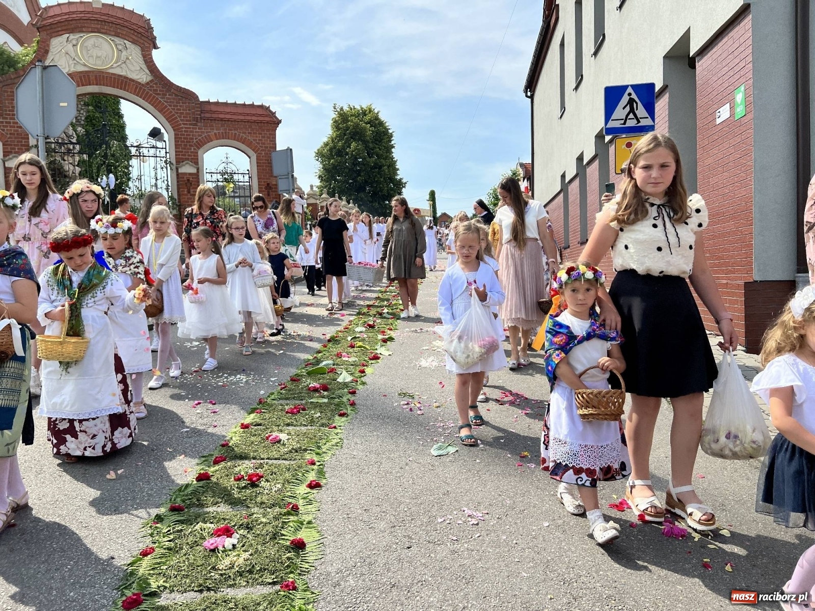 Zdjęcie w galerii na portalu naszraciborz.pl: Procesja Bożego Ciała w Raciborzu-Brzeziu. Przed rokiem 800-lecia wiadomości z regionu
