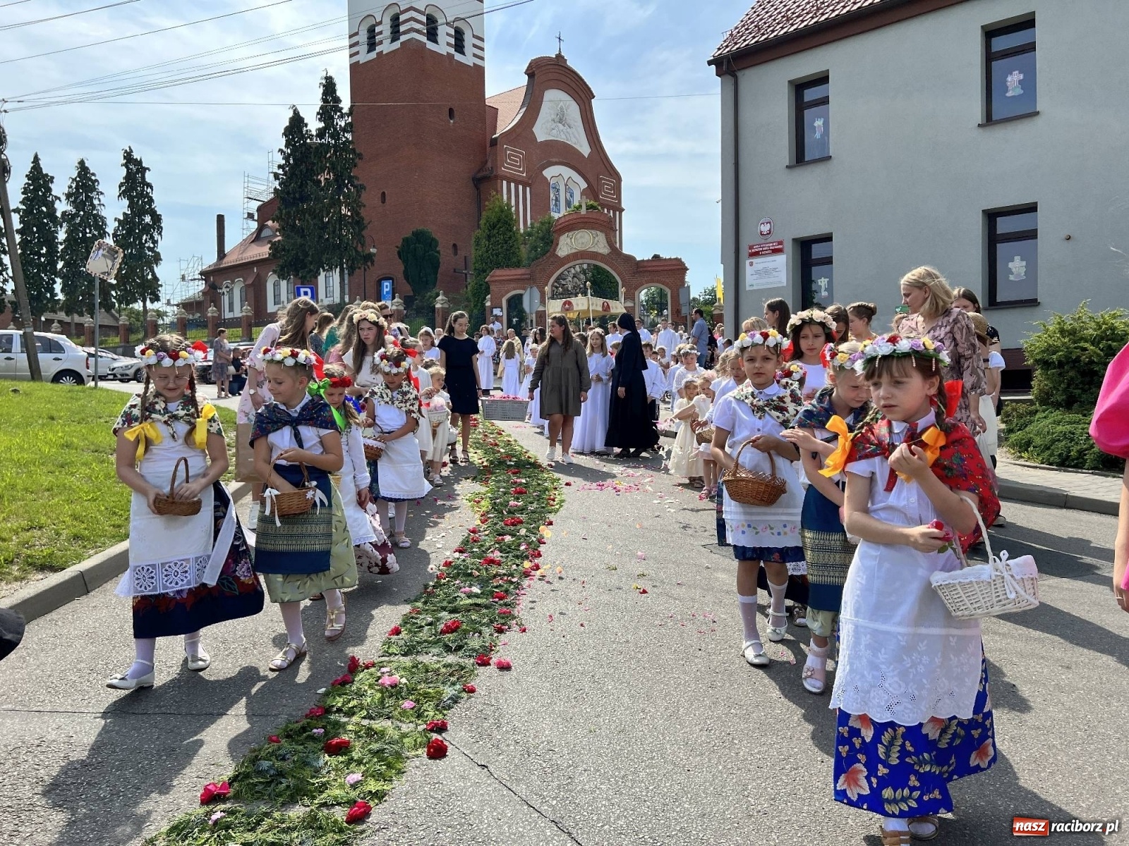 Zdjęcie w galerii na portalu naszraciborz.pl: Procesja Bożego Ciała w Raciborzu-Brzeziu. Przed rokiem 800-lecia wiadomości z regionu