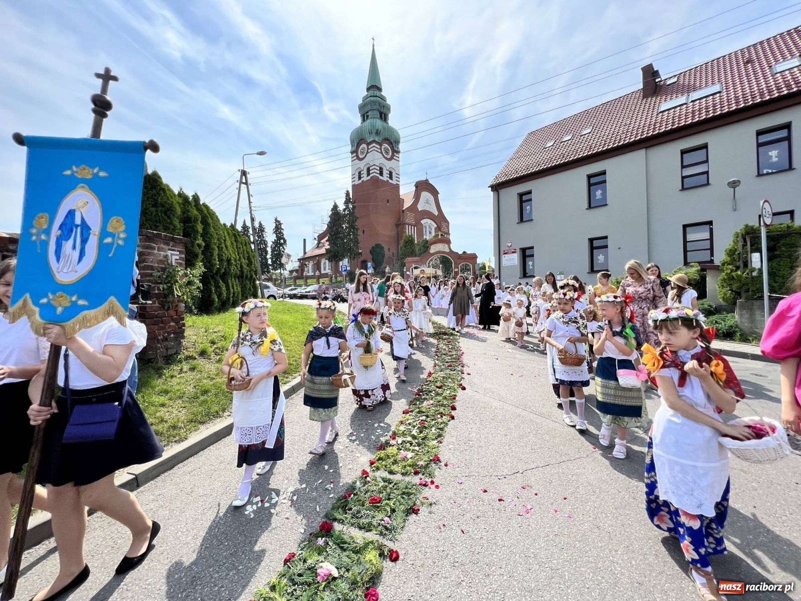 Zdjęcie w galerii na portalu naszraciborz.pl: Procesja Bożego Ciała w Raciborzu-Brzeziu. Przed rokiem 800-lecia wiadomości z regionu