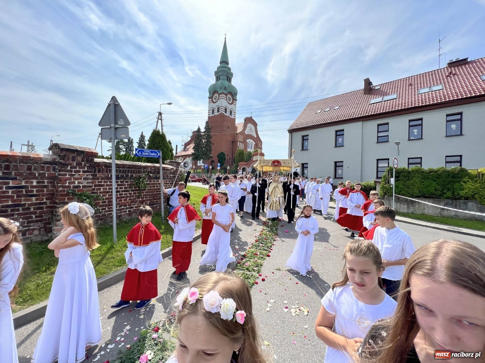 Zdjęcie w galerii na portalu naszraciborz.pl: Procesja Bożego Ciała w Raciborzu-Brzeziu. Przed rokiem 800-lecia wiadomości z regionu