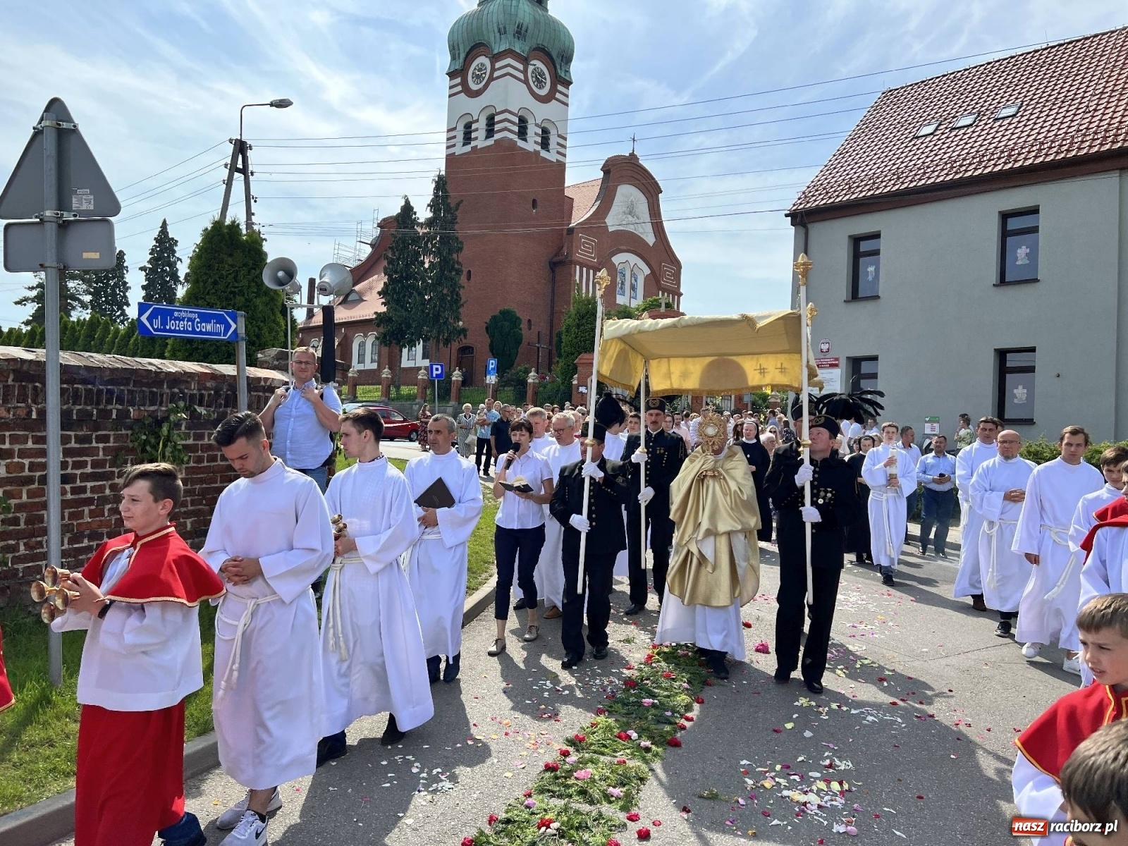 Zdjęcie w galerii na portalu naszraciborz.pl: Procesja Bożego Ciała w Raciborzu-Brzeziu. Przed rokiem 800-lecia wiadomości z regionu