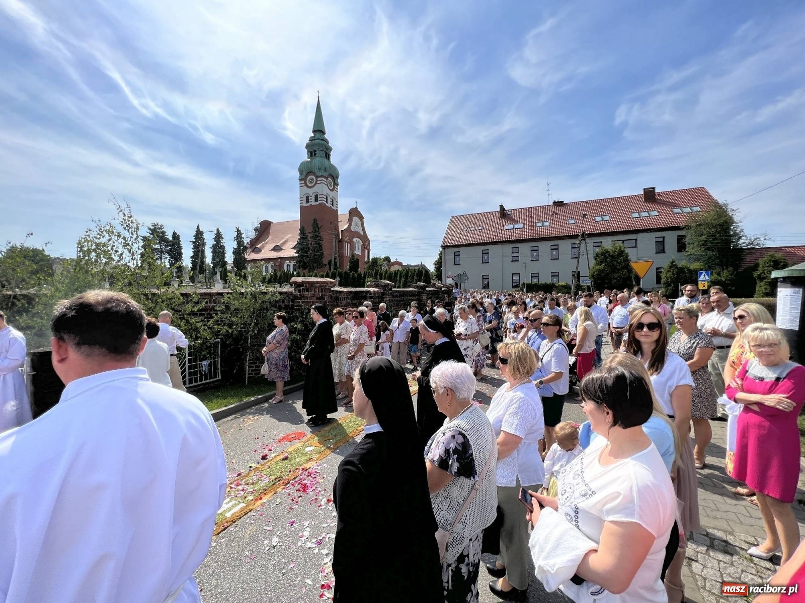 Zdjęcie w galerii na portalu naszraciborz.pl: Procesja Bożego Ciała w Raciborzu-Brzeziu. Przed rokiem 800-lecia wiadomości z regionu