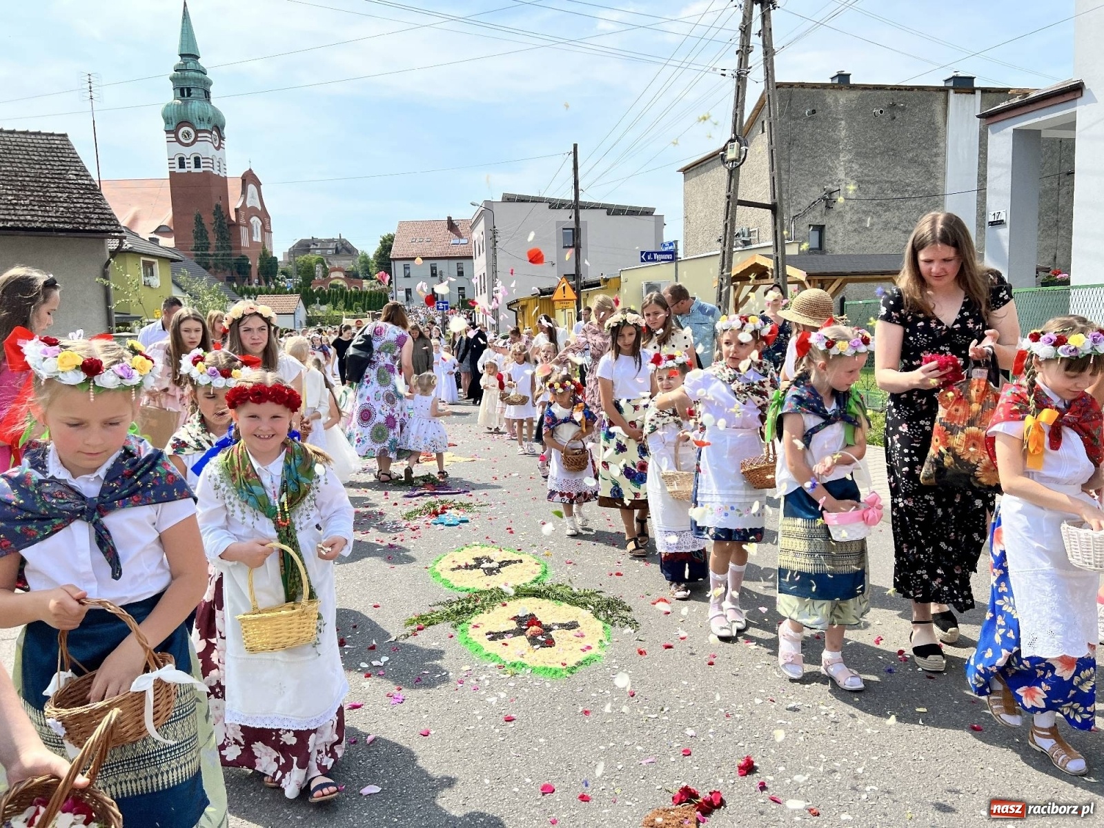 Zdjęcie w galerii na portalu naszraciborz.pl: Procesja Bożego Ciała w Raciborzu-Brzeziu. Przed rokiem 800-lecia wiadomości z regionu