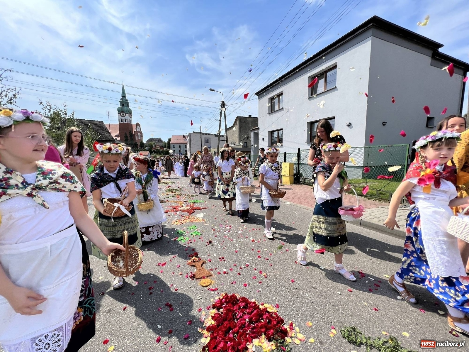 Zdjęcie w galerii na portalu naszraciborz.pl: Procesja Bożego Ciała w Raciborzu-Brzeziu. Przed rokiem 800-lecia wiadomości z regionu