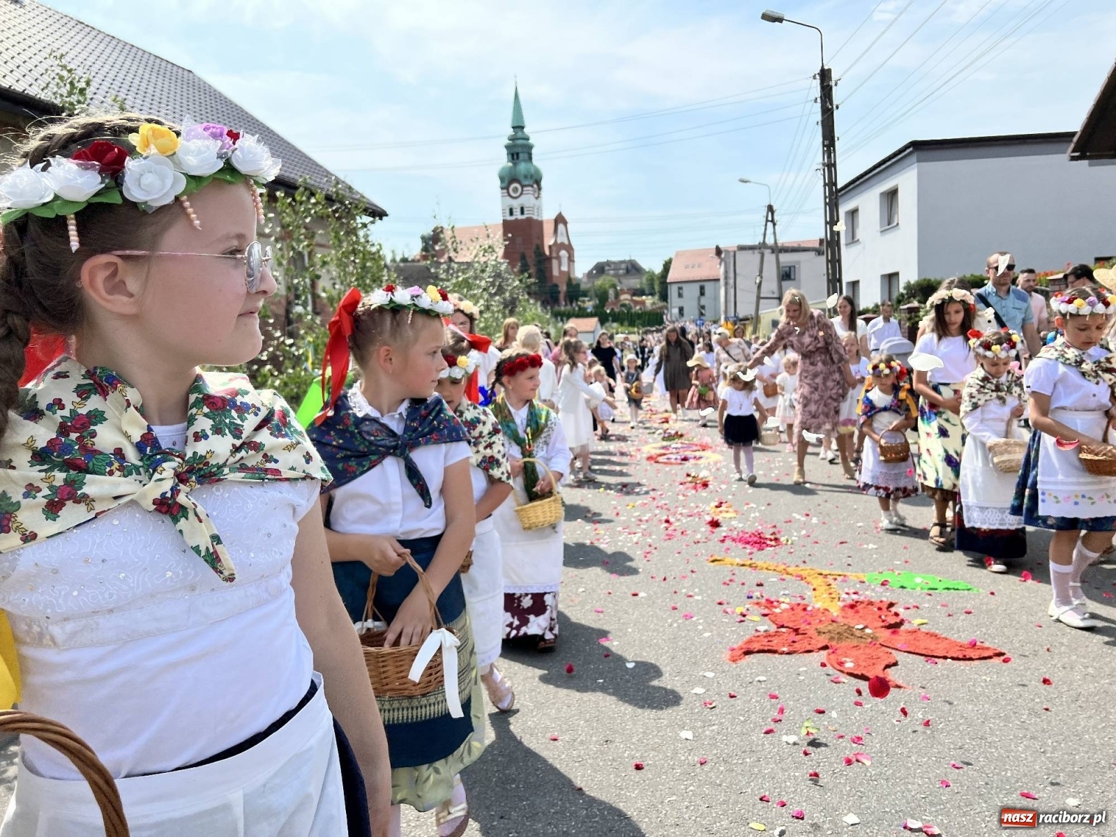Zdjęcie w galerii na portalu naszraciborz.pl: Procesja Bożego Ciała w Raciborzu-Brzeziu. Przed rokiem 800-lecia wiadomości z regionu