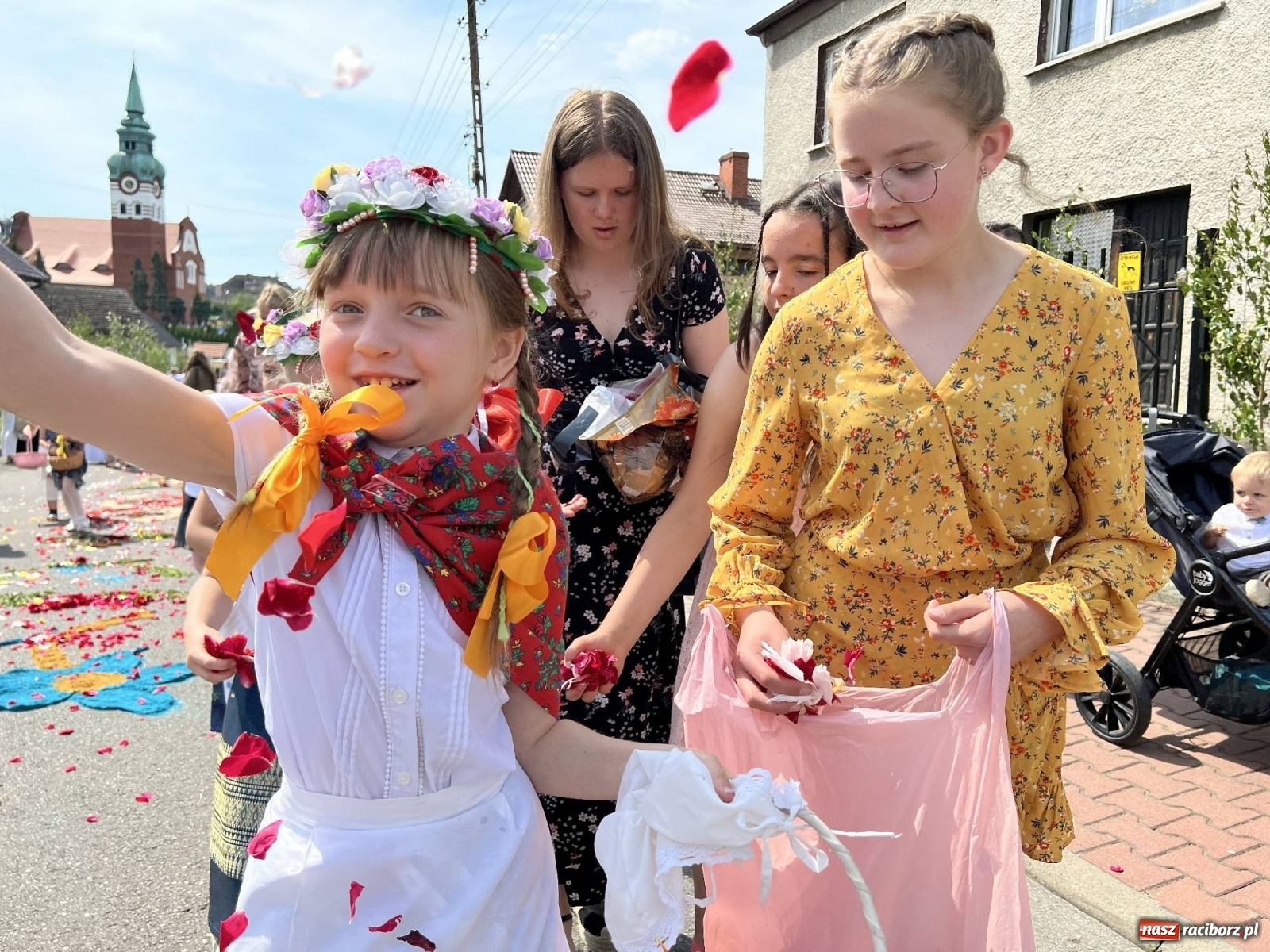 Zdjęcie w galerii na portalu naszraciborz.pl: Procesja Bożego Ciała w Raciborzu-Brzeziu. Przed rokiem 800-lecia wiadomości z regionu