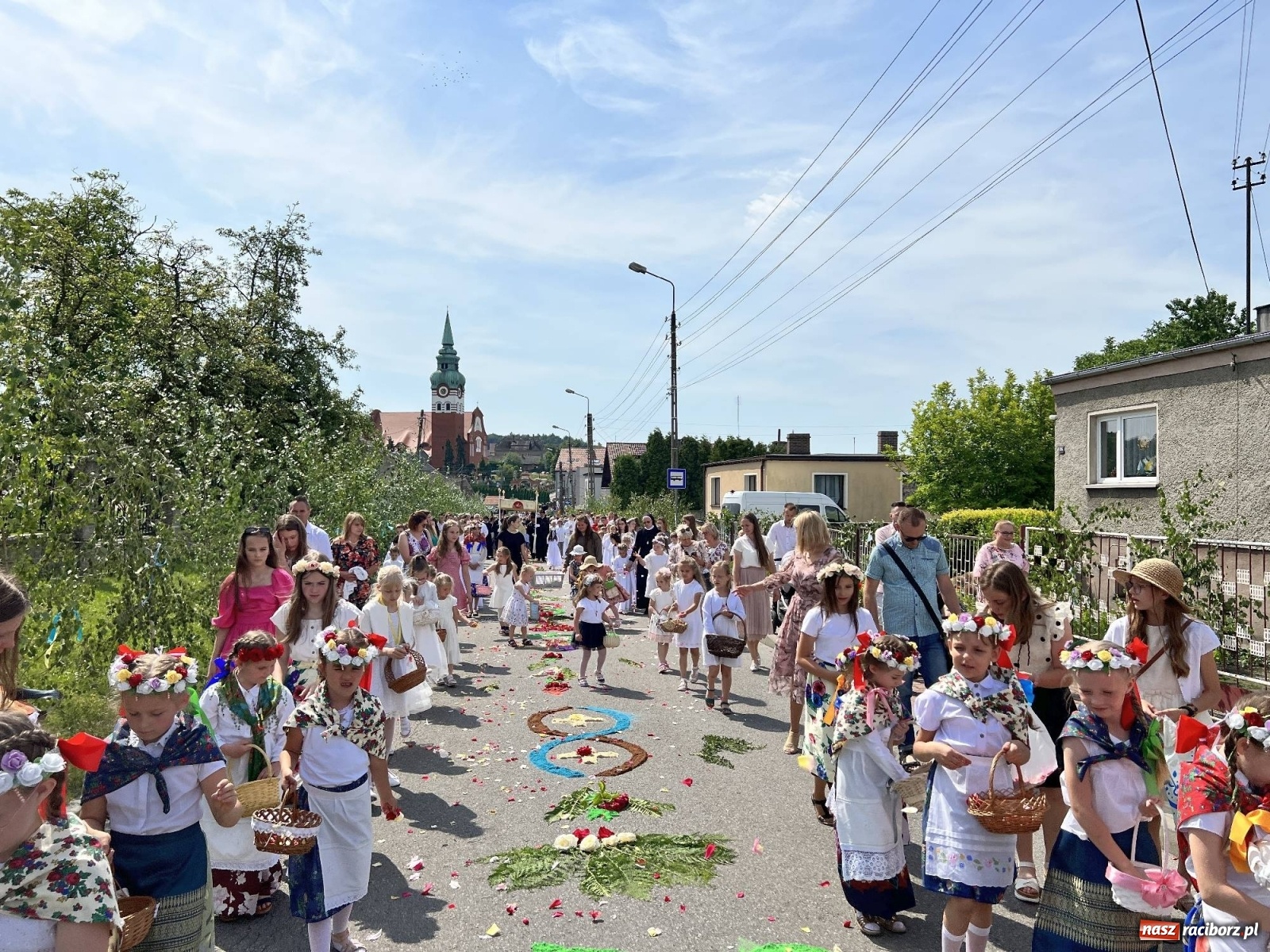 Zdjęcie w galerii na portalu naszraciborz.pl: Procesja Bożego Ciała w Raciborzu-Brzeziu. Przed rokiem 800-lecia wiadomości z regionu