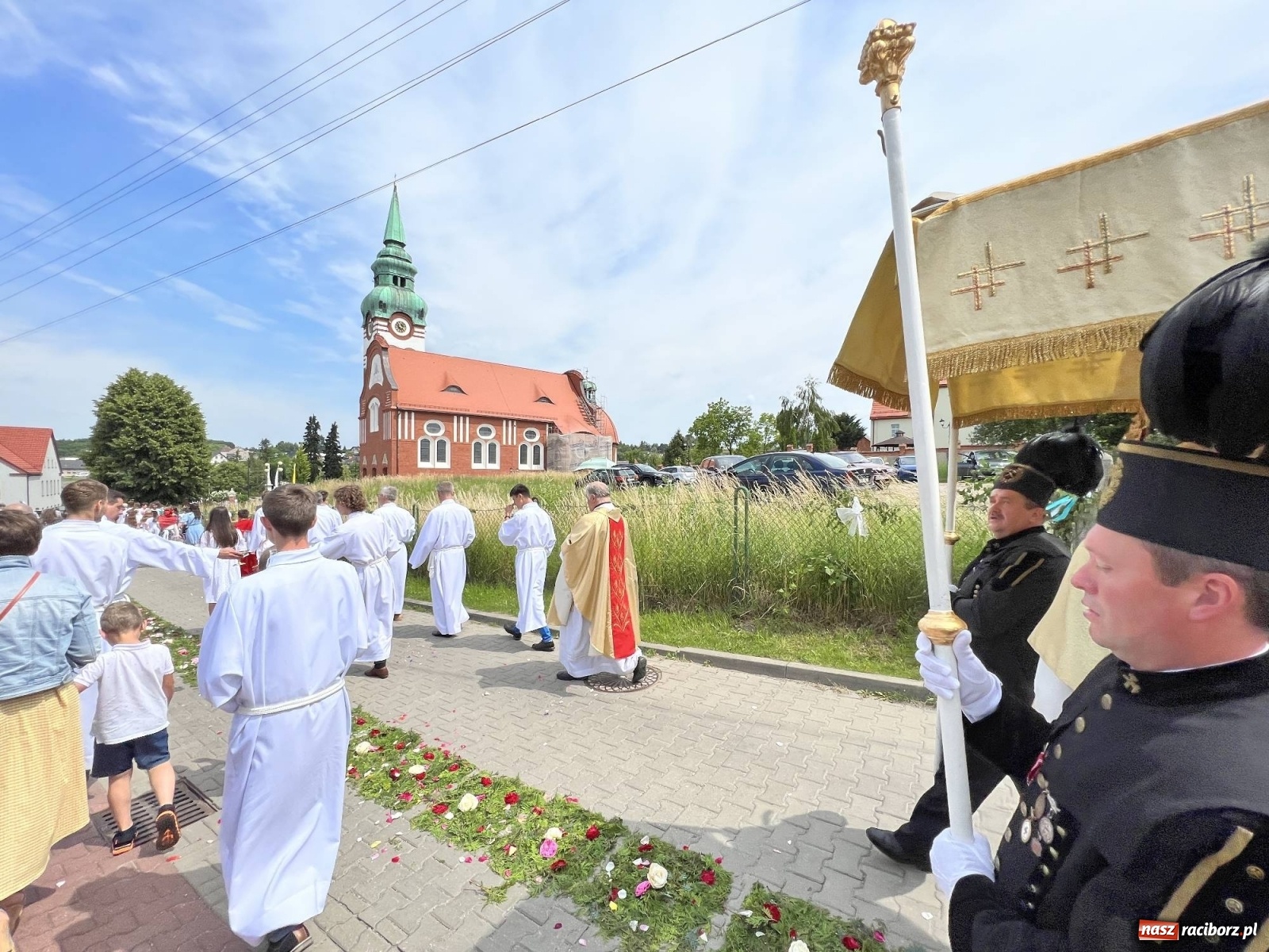 Zdjęcie w galerii na portalu naszraciborz.pl: Procesja Bożego Ciała w Raciborzu-Brzeziu. Przed rokiem 800-lecia wiadomości z regionu
