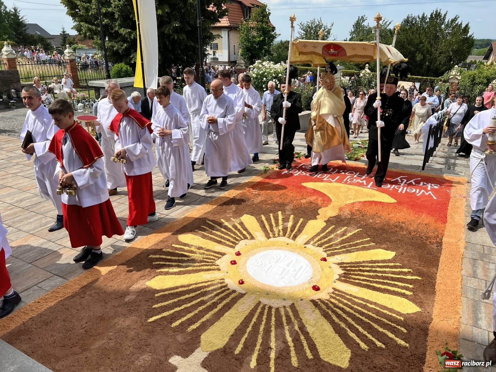 Zdjęcie w galerii na portalu naszraciborz.pl: Procesja Bożego Ciała w Raciborzu-Brzeziu. Przed rokiem 800-lecia wiadomości z regionu