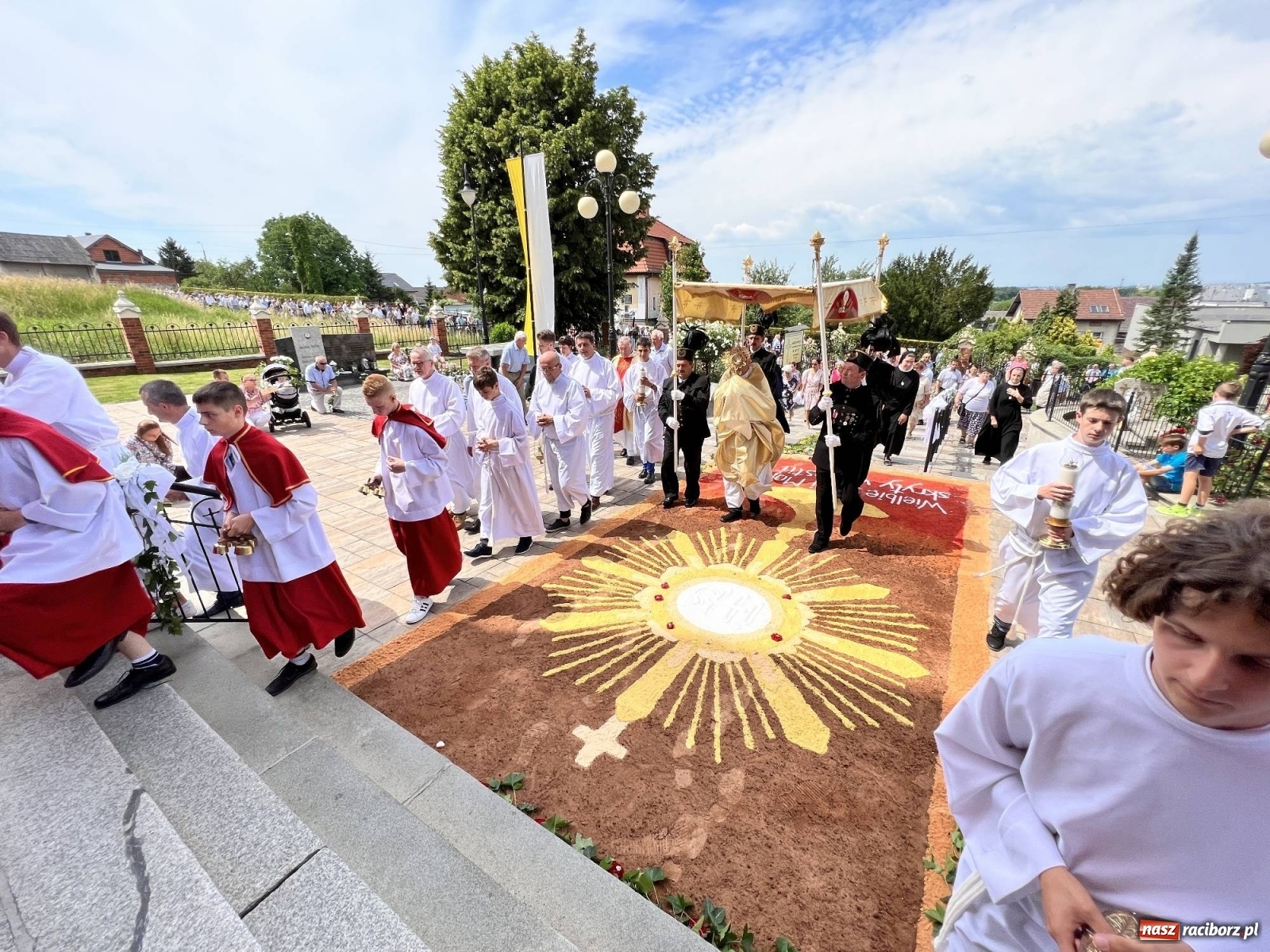Zdjęcie w galerii na portalu naszraciborz.pl: Procesja Bożego Ciała w Raciborzu-Brzeziu. Przed rokiem 800-lecia wiadomości z regionu