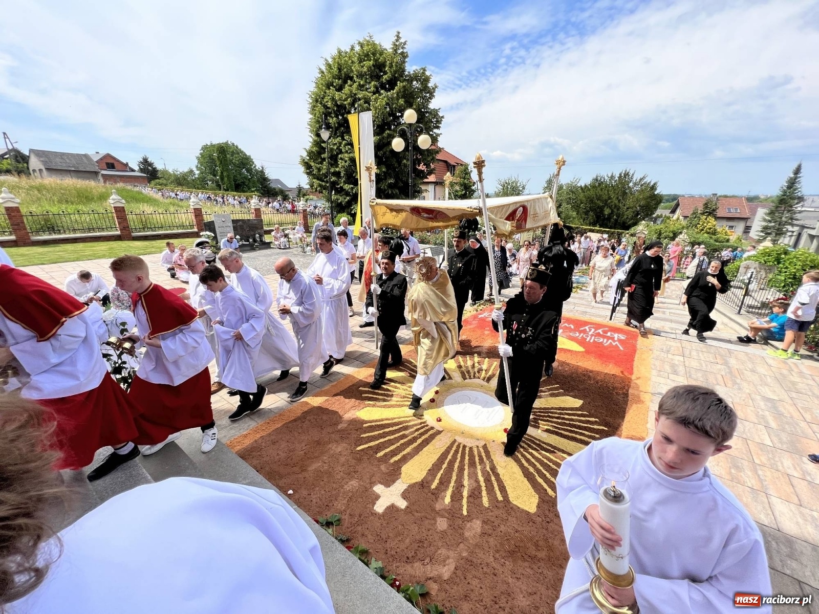 Zdjęcie w galerii na portalu naszraciborz.pl: Procesja Bożego Ciała w Raciborzu-Brzeziu. Przed rokiem 800-lecia wiadomości z regionu