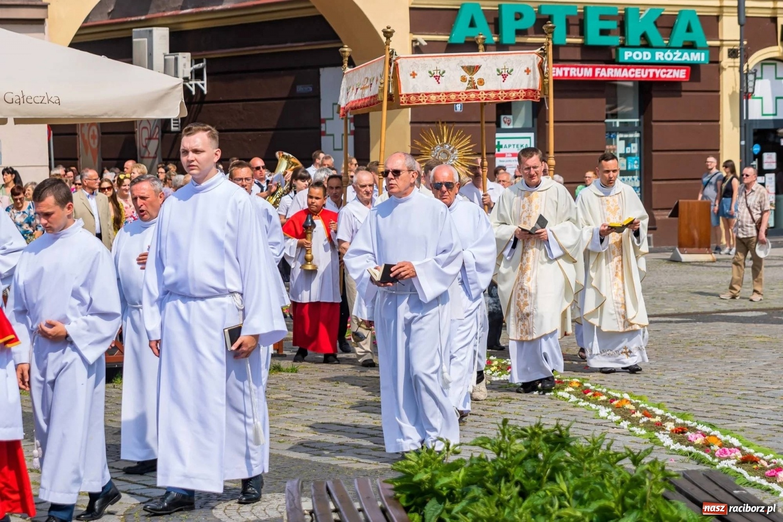 Zdjęcie w galerii na portalu naszraciborz.pl: Boże Ciało na starym mieście w Raciborzu [FOTO i WIDEO] wiadomości z regionu