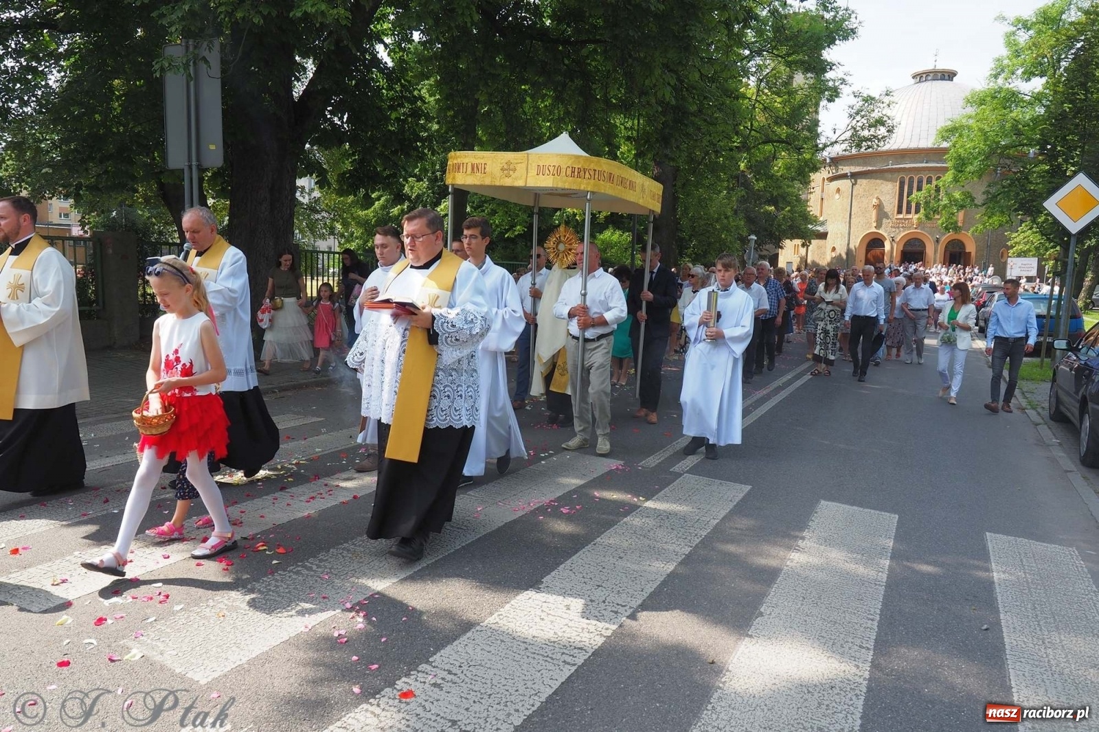 Zdjęcie w galerii na portalu naszraciborz.pl: Boże Ciało w największej raciborskiej parafii [FOTO i WIDEO] wiadomości z regionu