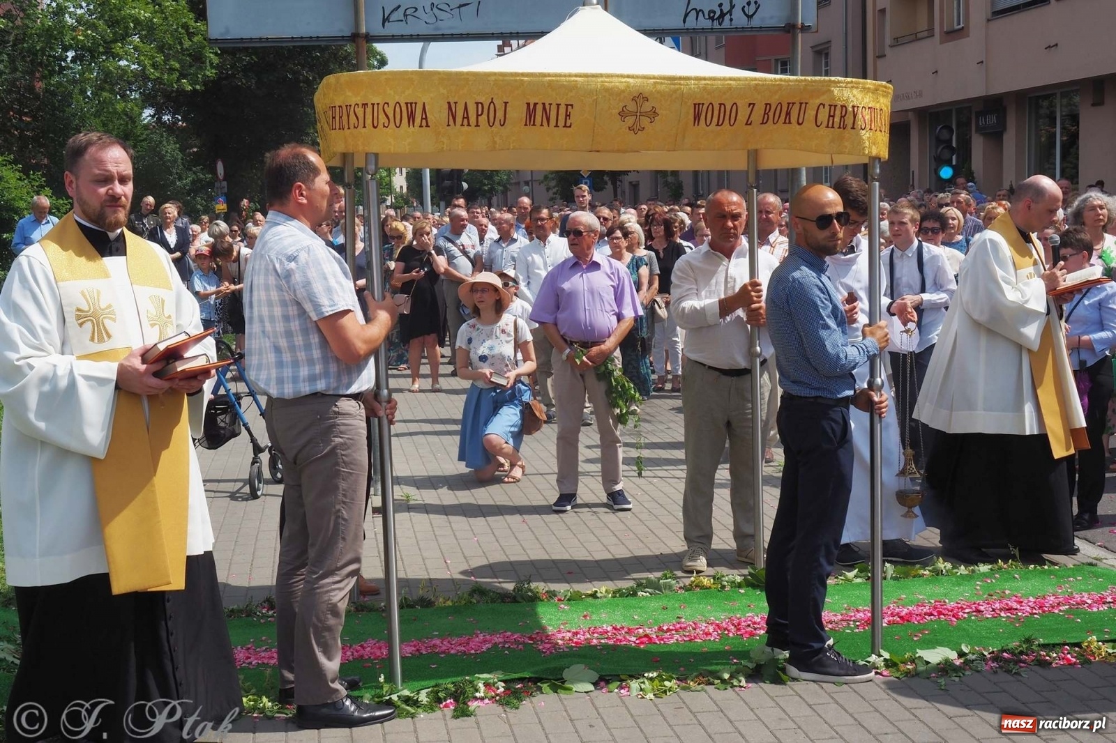 Zdjęcie w galerii na portalu naszraciborz.pl: Boże Ciało w największej raciborskiej parafii [FOTO i WIDEO] wiadomości z regionu