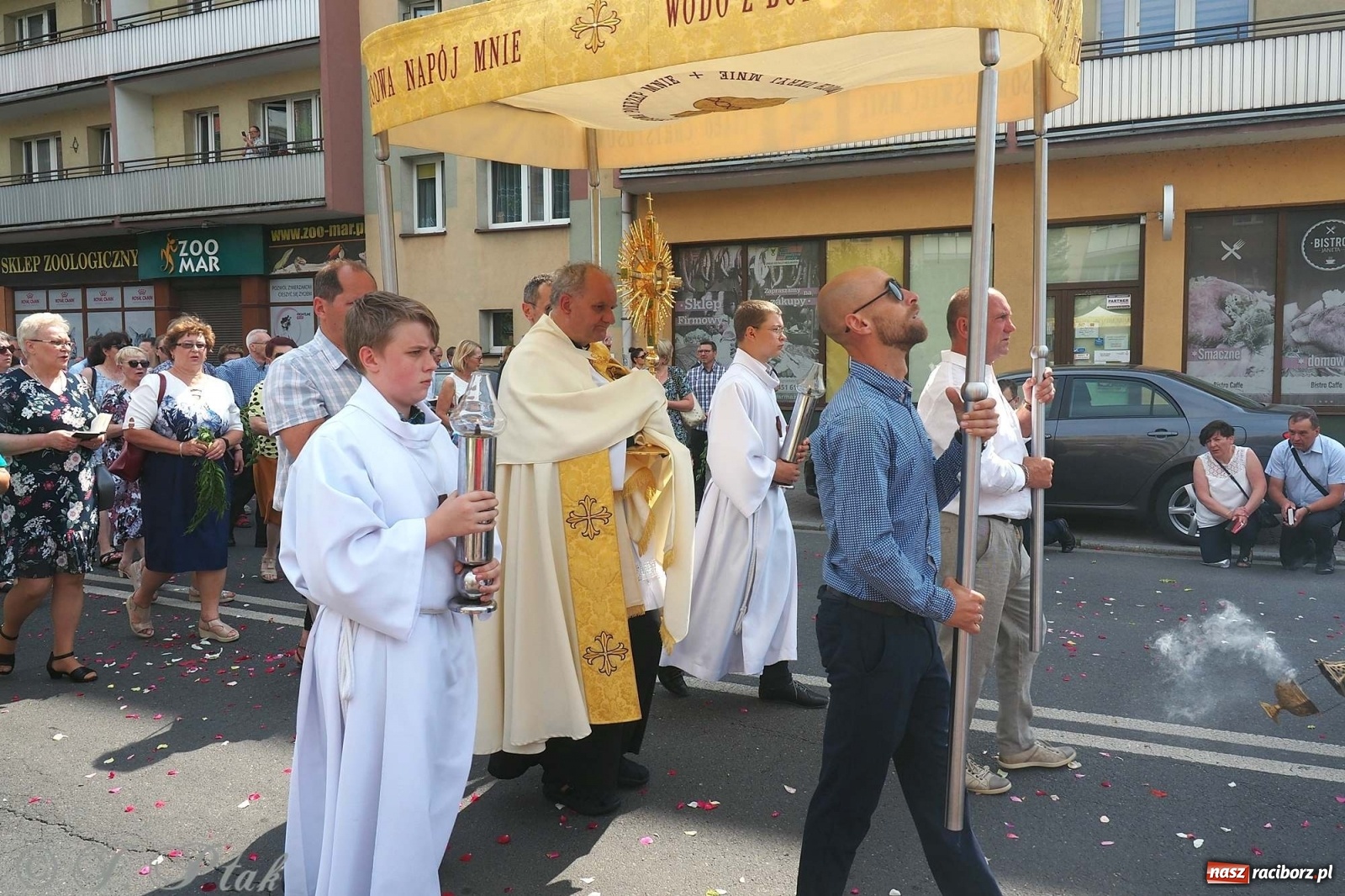 Zdjęcie w galerii na portalu naszraciborz.pl: Boże Ciało w największej raciborskiej parafii [FOTO i WIDEO] wiadomości z regionu