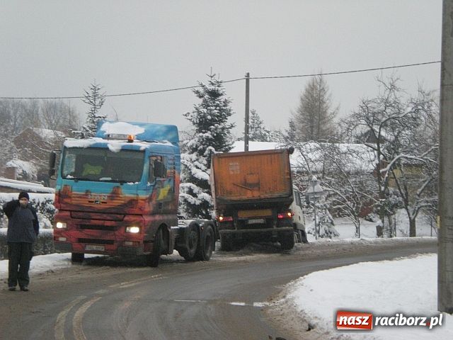 Zdjęcie w galerii na portalu naszraciborz.pl: Ciężarówka wylądowała w rowie wiadomości z regionu