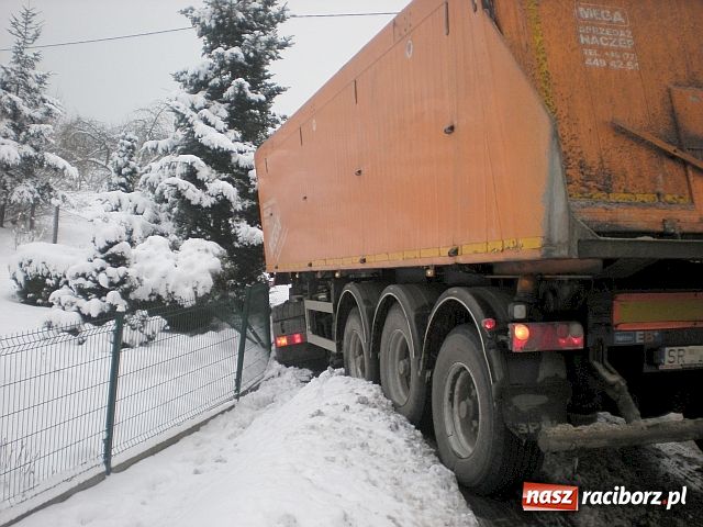 Zdjęcie w galerii na portalu naszraciborz.pl: Ciężarówka wylądowała w rowie wiadomości z regionu