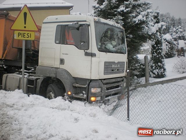Zdjęcie w galerii na portalu naszraciborz.pl: Ciężarówka wylądowała w rowie wiadomości z regionu