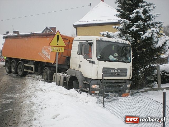 Zdjęcie w galerii na portalu naszraciborz.pl: Ciężarówka wylądowała w rowie wiadomości z regionu