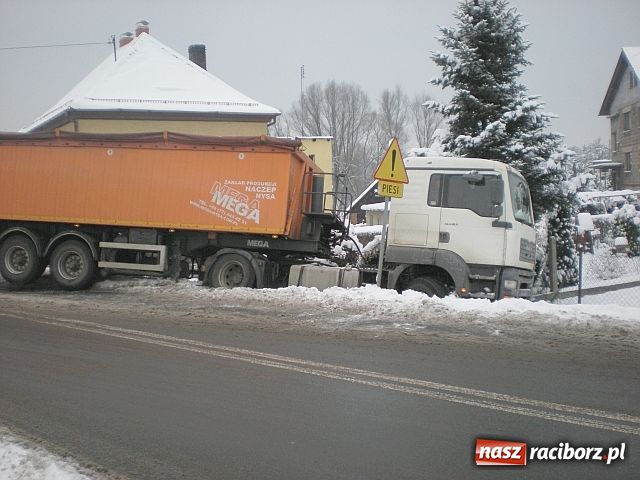 Zdjęcie w galerii na portalu naszraciborz.pl: Ciężarówka wylądowała w rowie wiadomości z regionu