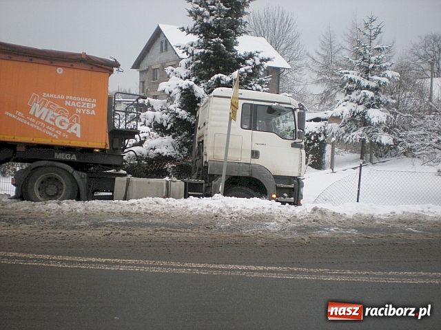 Zdjęcie w galerii na portalu naszraciborz.pl: Ciężarówka wylądowała w rowie wiadomości z regionu