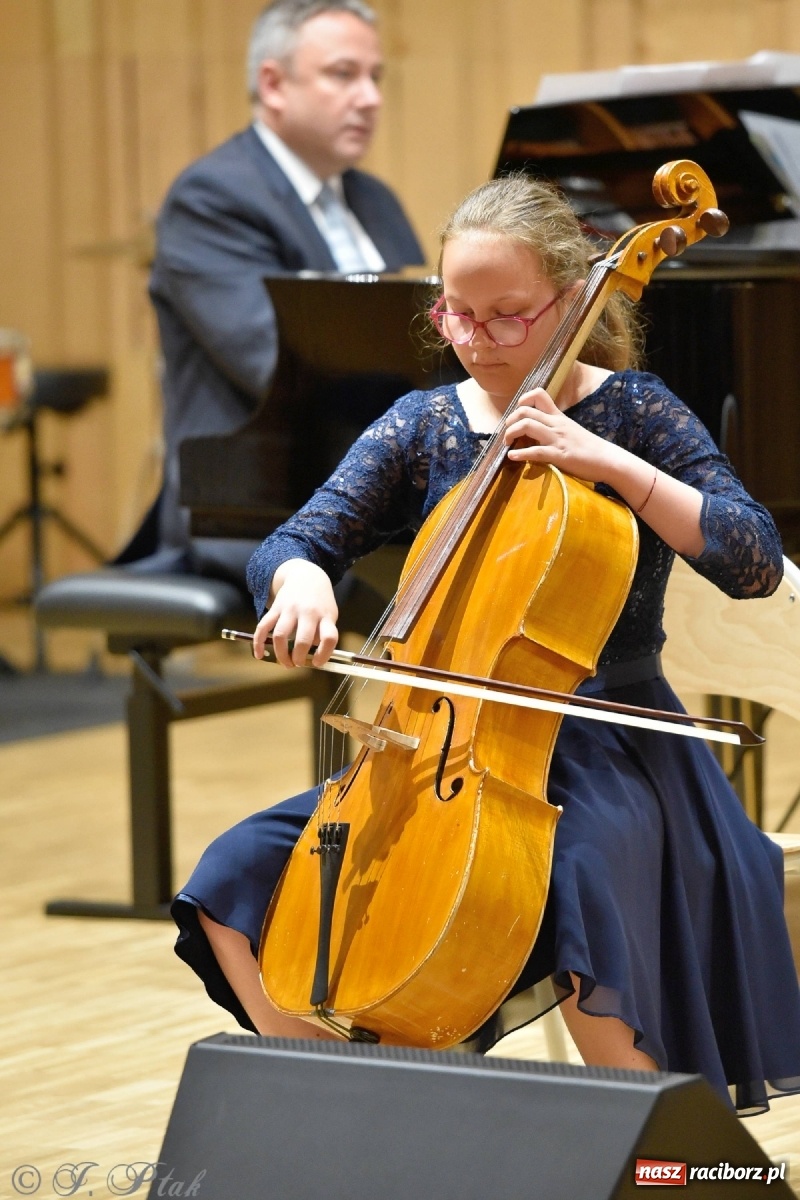Zdjęcie w galerii na portalu naszraciborz.pl: Koncert letni w raciborskiej szkole muzycznej wiadomości z regionu