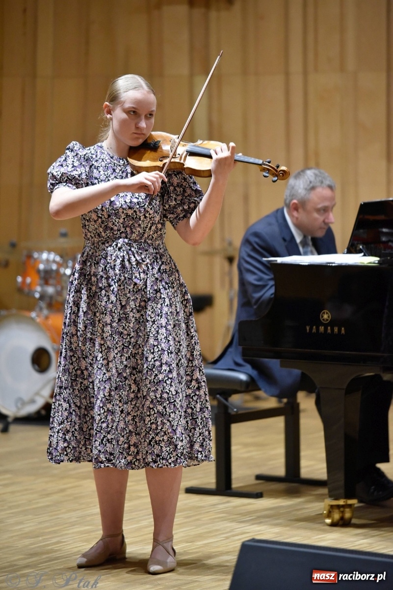 Zdjęcie w galerii na portalu naszraciborz.pl: Koncert letni w raciborskiej szkole muzycznej wiadomości z regionu