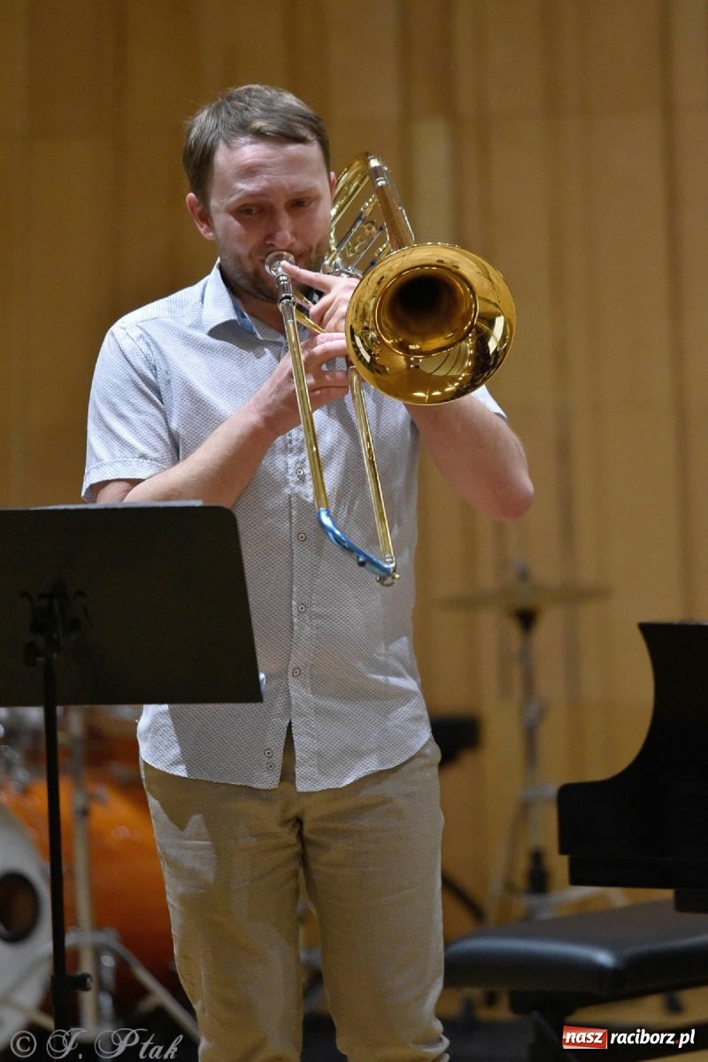 Zdjęcie w galerii na portalu naszraciborz.pl: Koncert letni w raciborskiej szkole muzycznej wiadomości z regionu